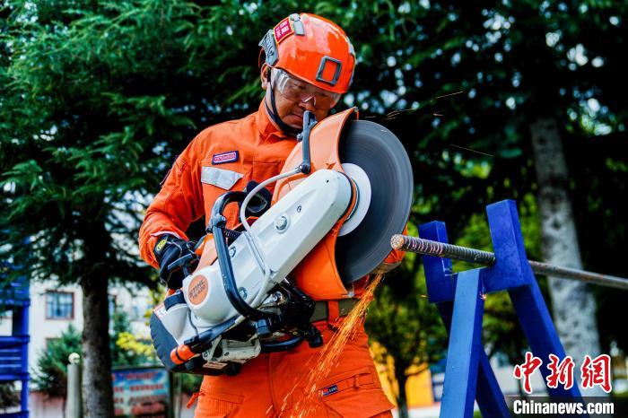 西藏林芝森林消防年度綜合救援技能大練兵活動現(xiàn)場?！『罱?攝