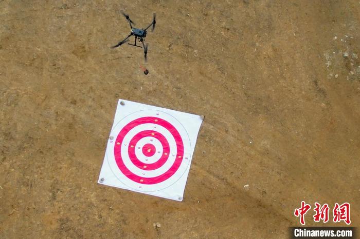 圖為消防員利用無人機(jī)空投滅火彈?！钣例?攝