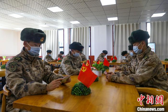 圖為阿里軍分區(qū)某邊防團(tuán)組織官兵通過手機(jī)收聽收看二十大開幕盛況?！詵|供圖