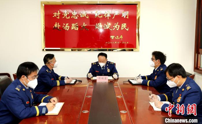 圖為西藏森林消防總隊在二十大開幕會結(jié)束后組織學(xué)習(xí)討論?！∥鞑厣窒揽傟牴﹫D