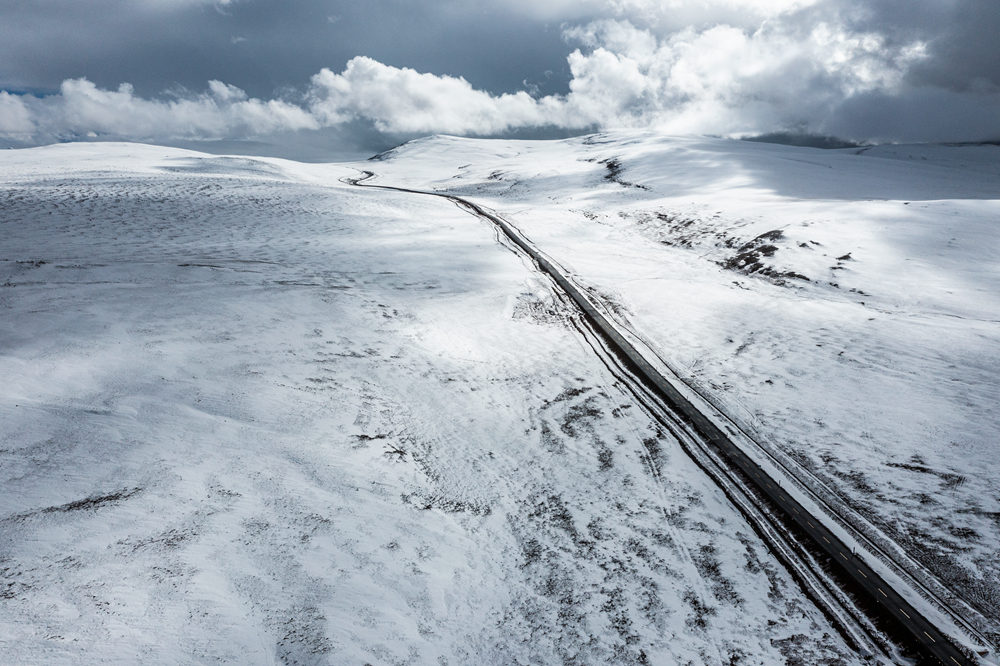 西藏阿里地區(qū)改則縣迎來初雪，銀裝素裹，美如畫卷。