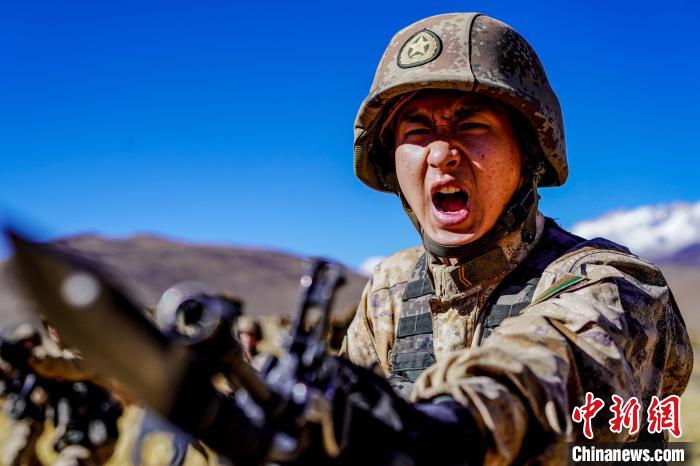 官兵正在進(jìn)行刺殺操訓(xùn)練?！∥鞑厣侥宪姺謪^(qū)某團(tuán)供圖