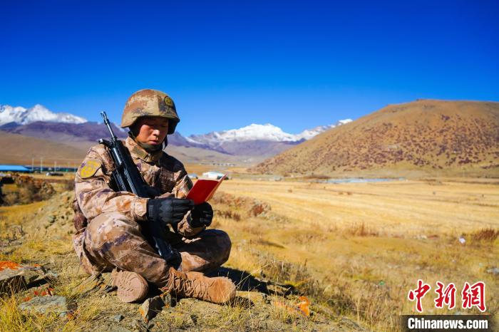 戰(zhàn)士正在品讀該團(tuán)制作下發(fā)的二十大報(bào)告內(nèi)容匯編“口袋書” ?！∥鞑厣侥宪姺謪^(qū)某團(tuán)供圖