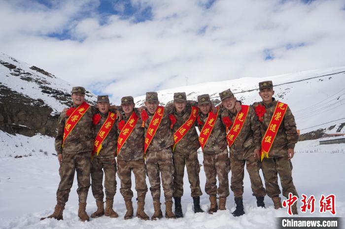 退伍老兵合照留念?！∥鞑厣侥宪姺謪^(qū)某團供圖