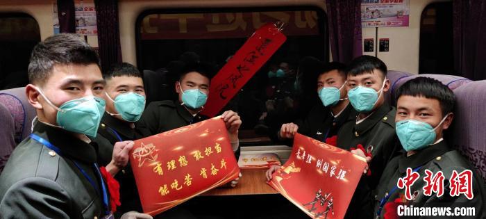 退伍老兵在退伍專列上合影留念?！∥鞑厣侥宪姺謪^(qū)某團供圖