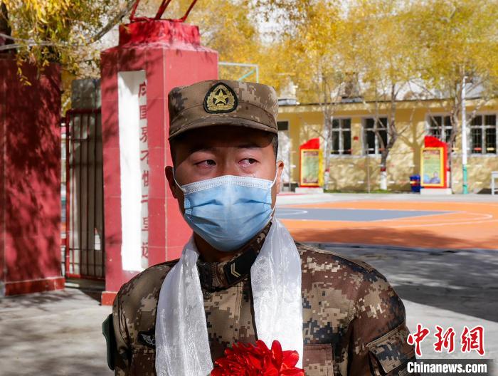 圖為什布奇邊防連退伍老兵臨別前再看一眼連隊。　劉曉東 攝