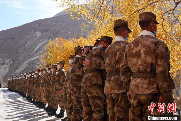 圖為什布奇邊防連退伍老兵與戰(zhàn)友相擁而泣，依依惜別?！⌒觳?攝