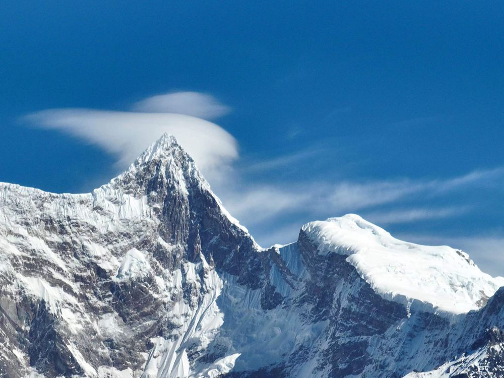 雅魯藏布江遠(yuǎn)處的雪山風(fēng)光。