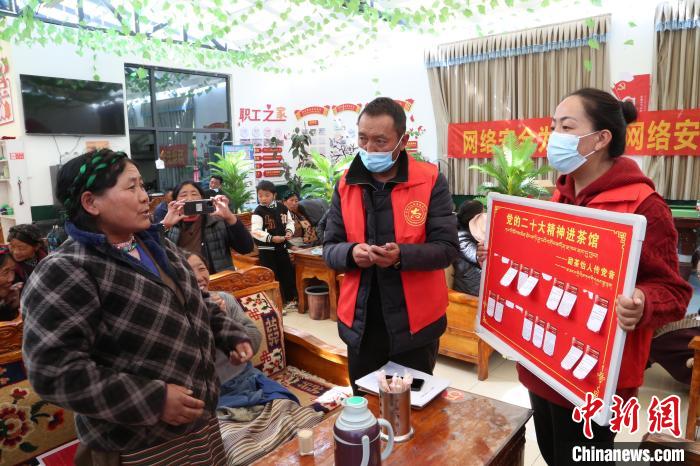 圖為瓊結(jié)縣村民參與問答?！愔闈扇?攝