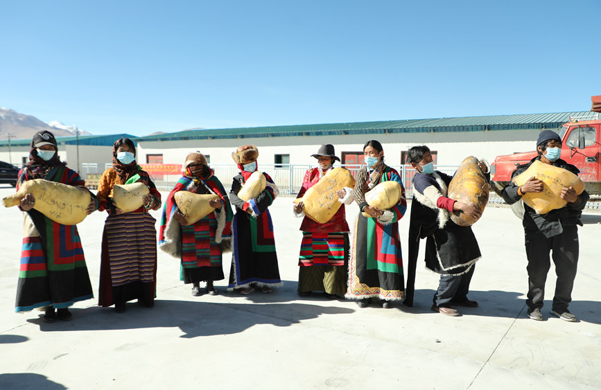 茶措村牧區(qū)改革合作社酥油分紅現(xiàn)場。索朗仁青 攝