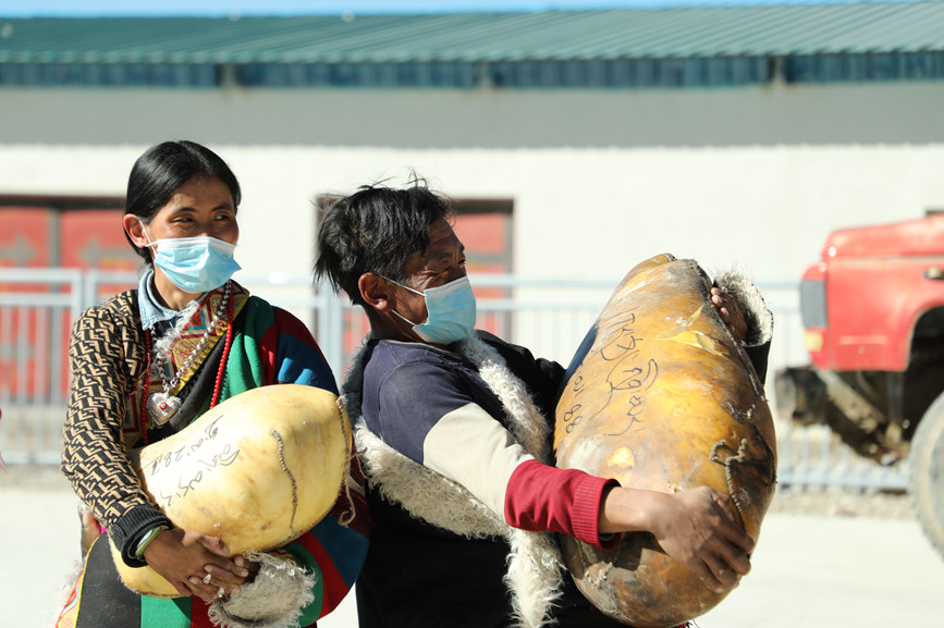 茶措村牧區(qū)改革合作社酥油分紅現(xiàn)場。索朗仁青 攝