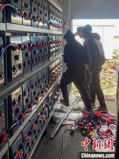 圖為微電網(wǎng)系統(tǒng)安裝調(diào)試現(xiàn)場。　孫寶鶴 攝