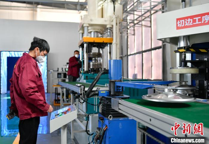 圖為炊具生產(chǎn)線?！∝暩聛硭?攝