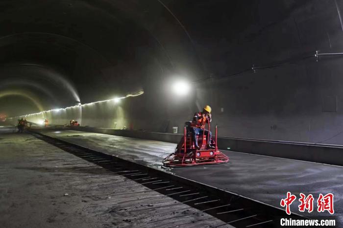 圖為隧道施工現(xiàn)場?！∥鞑刈灾螀^(qū)交通運輸廳 供圖