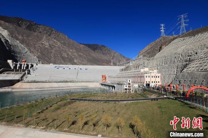 圖為金沙江上游蘇洼龍水電站?！⊥趵?攝