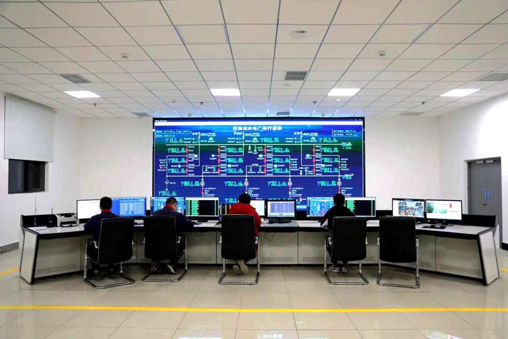 對大壩填筑碾壓進(jìn)行實時全過程監(jiān)控。吳雛音 攝