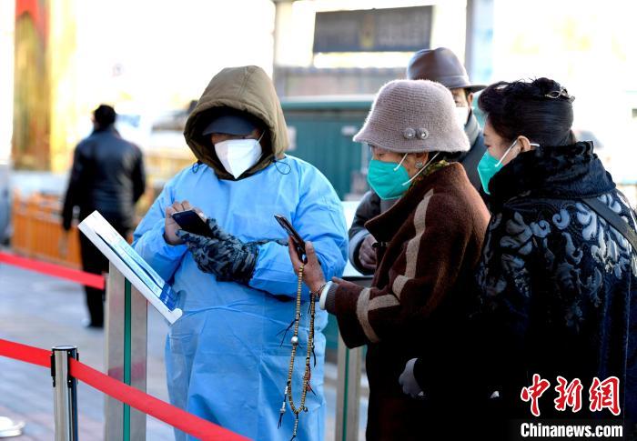 12月7日，拉薩市民掃碼進(jìn)入銀行辦理業(yè)務(wù)。　李林 攝