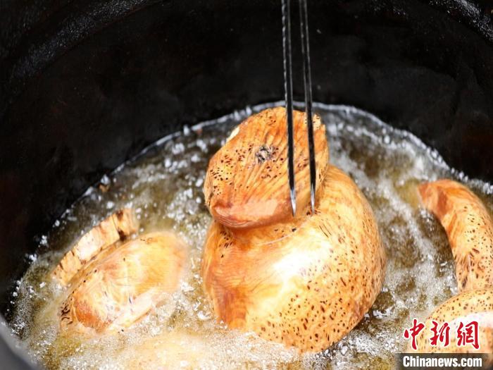 圖為已成型的木碗。　 鄧海平 攝