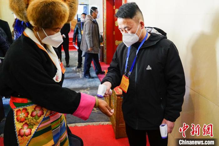 政協(xié)委員測(cè)體溫后入場(chǎng)?！〗w波 攝