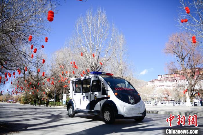 圖為1月23日，布達(dá)拉宮廣場派出所民警正在巡邏?！∝暩聛硭?攝