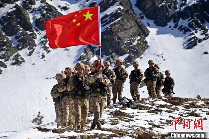 官兵們在巡邊途中?！≡裢?攝