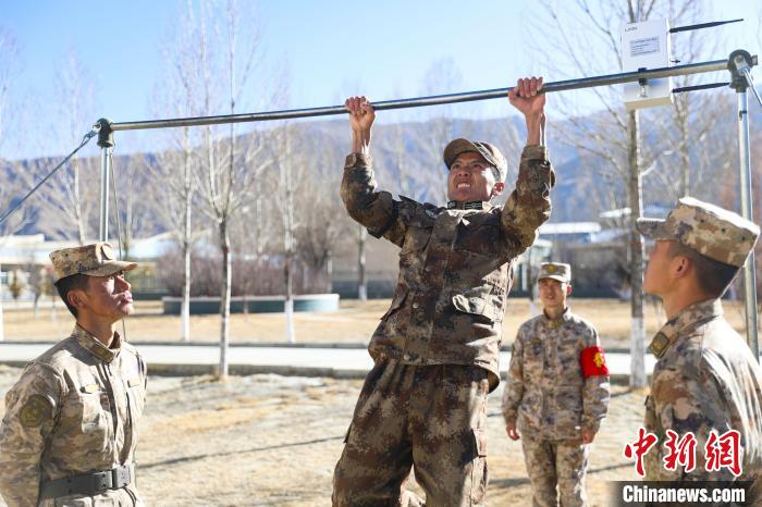 單杠引體向上現(xiàn)場，選手竭盡全力突破自我?！敲衫?攝