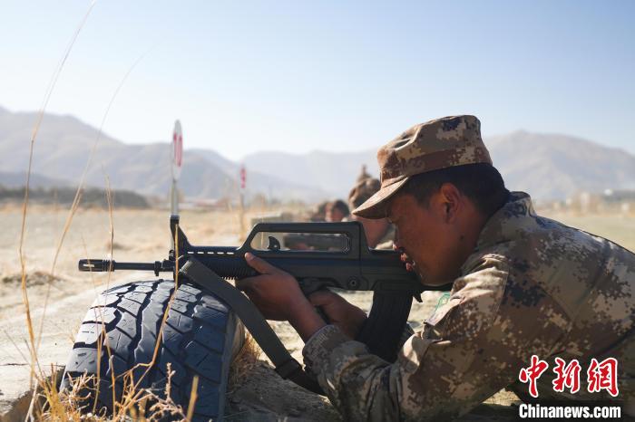 參賽民兵在進行瞄準(zhǔn)。　吳蒙昆 攝