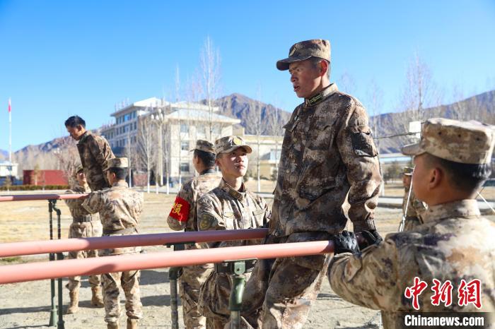 雙杠臂屈伸項目競賽現(xiàn)場。　吳蒙昆 攝