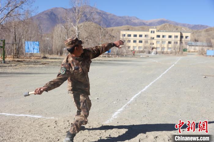 手榴彈投遠比武競賽現(xiàn)場?！敲衫?攝
