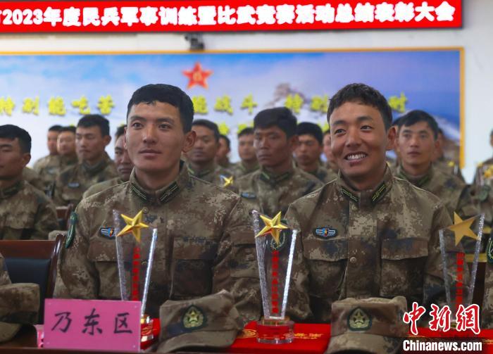 表彰大會上，獲獎選手開心瞬間?！敲衫?攝