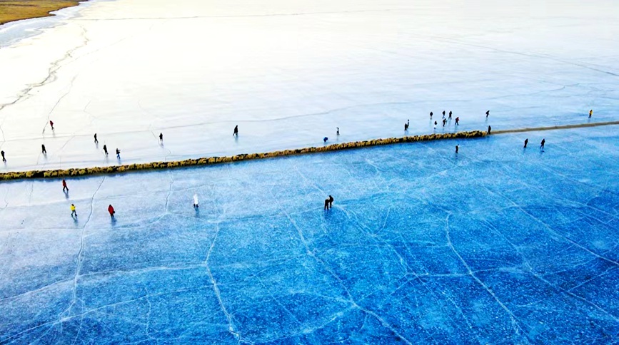 航拍冰上轉(zhuǎn)場。 張虎攝