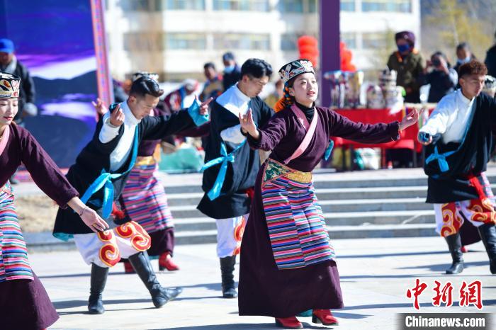 圖為藝術(shù)團表演“扎西果諧”?！∝暩聛硭?攝