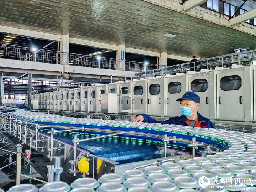 技術(shù)人員在生產(chǎn)線上檢查產(chǎn)品。人民網(wǎng) 李海霞攝