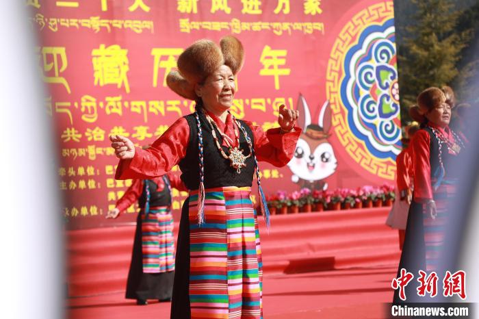 圖為藏歷新年活動(dòng)現(xiàn)場?！埩?攝