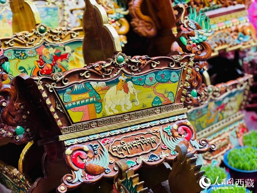 年貨市場上的切瑪盒（切瑪盒是藏歷新年吉祥物，是在精制斗型木盒中用隔板分開，分別盛入炒麥粒和糌粑，插上仔卓，象征著人壽年豐、吉祥如意）。人民網(wǎng) 次仁羅布攝