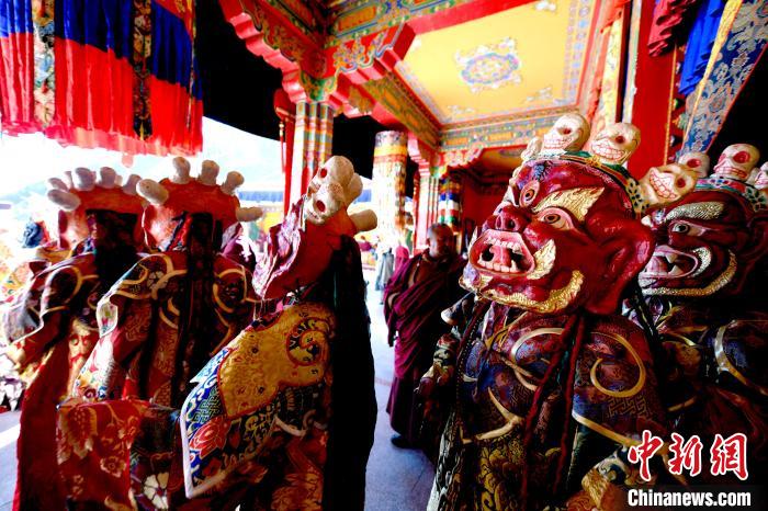 2月19日，楚布寺僧人們佩戴面具準(zhǔn)備參加跳神活動?！±盍?攝