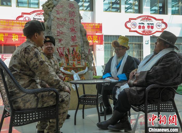 圖為阿里軍分區(qū)某邊防團官兵與駐地群眾拉家常?！詵| 攝