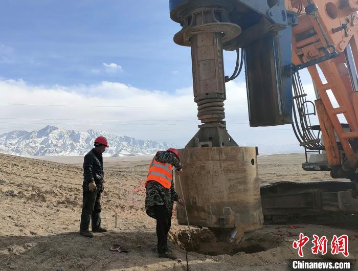 圖為施工人員檢查護(hù)筒高度?！⒁婧?攝