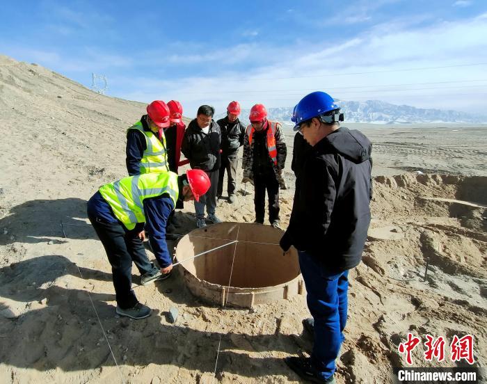 圖為施工人員檢查樁基護(hù)筒中心位置?！⒁婧?攝