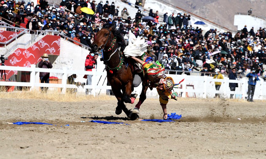 藏歷新年，精彩的馬術(shù)表演。潘多攝