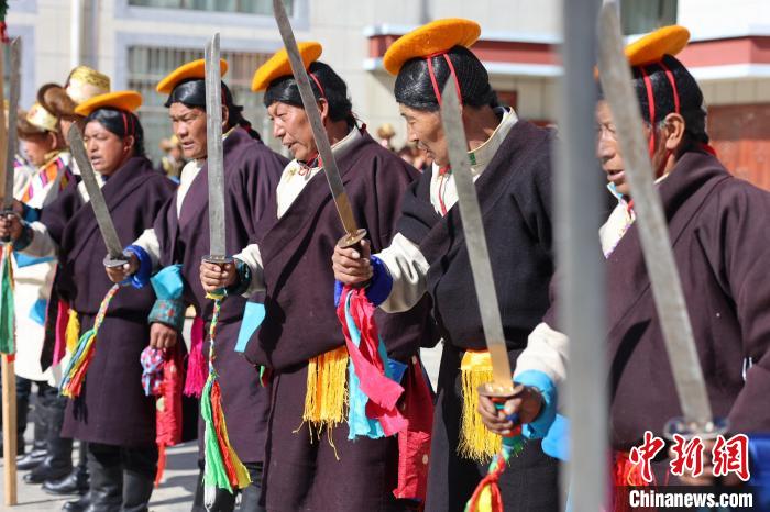 圖為藝人們手持藏刀表演加麻百·甲江。　倫珠澤仁 攝