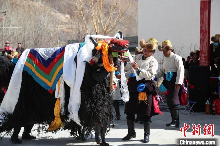 圖為民間藝人表演加麻百·甲江。　倫珠澤仁 攝