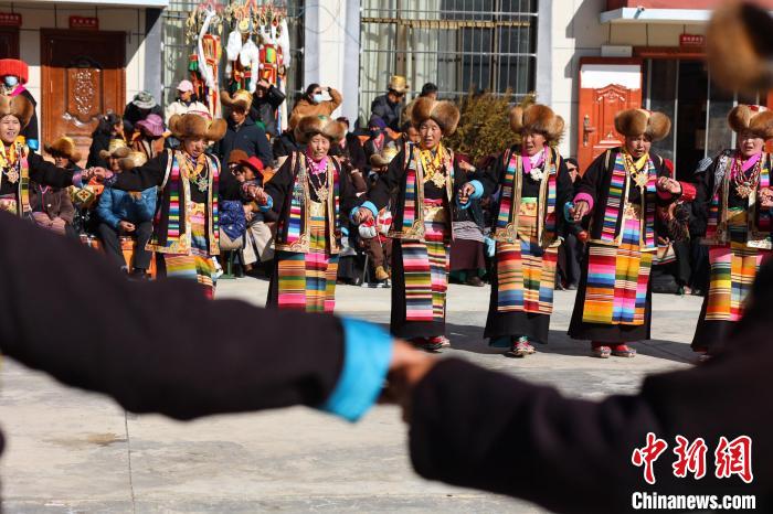 圖為民間藝人表演加麻“果諧”?！愔闈扇?攝