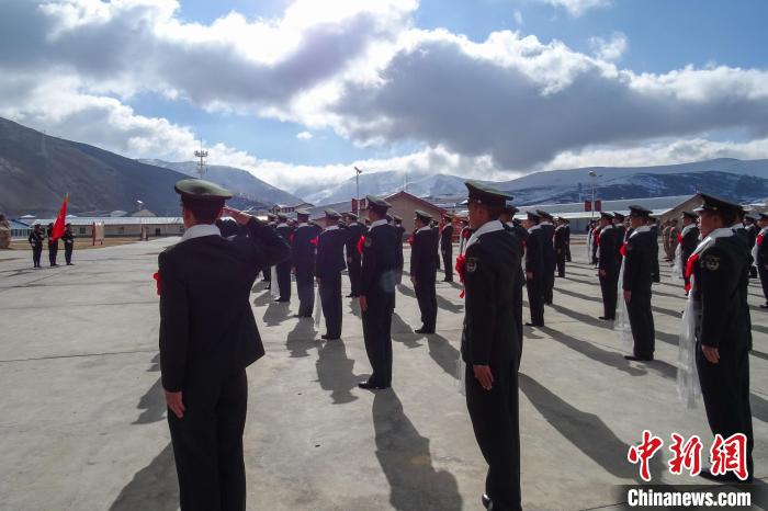 雪山下，退役士兵向軍旗敬軍禮?！±顚W(xué)文 攝