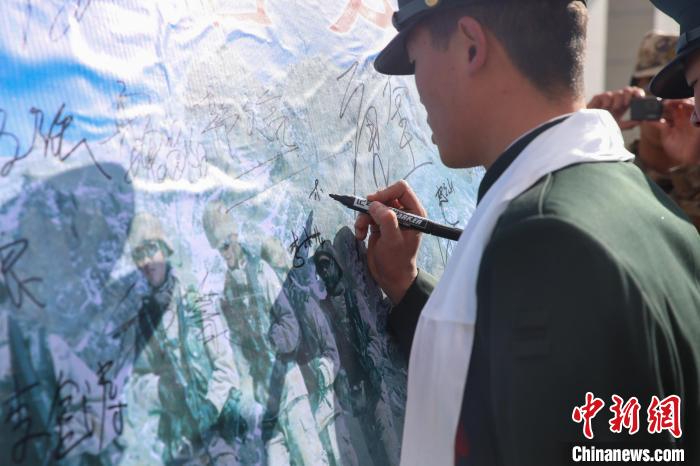 退役士兵簽名留念?！⒖≥x 攝