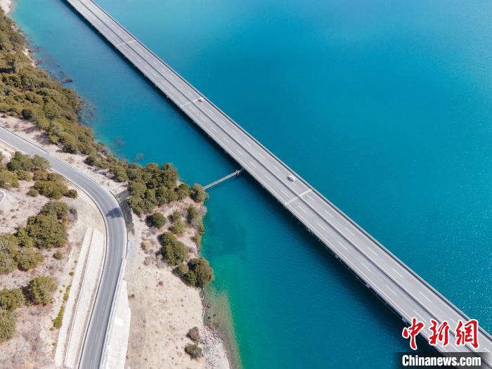 圖為西藏林拉高等級(jí)公路多布湖段風(fēng)光。　江飛波 攝