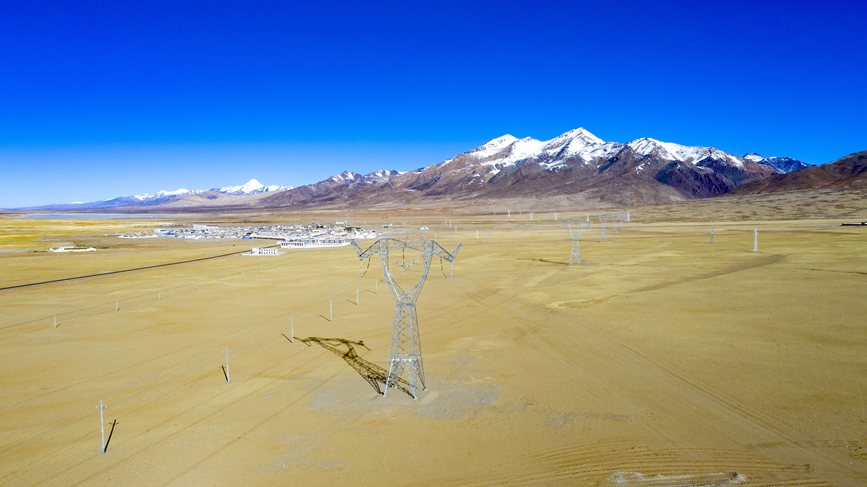 位于海拔4700多米的阿里聯(lián)網(wǎng)工程霍爾變電站。