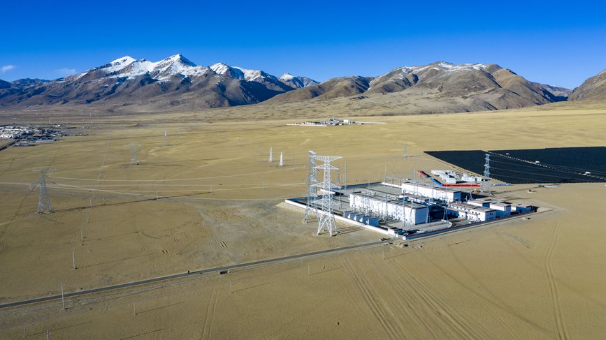位于海拔4700多米的阿里聯(lián)網(wǎng)工程霍爾變電站。