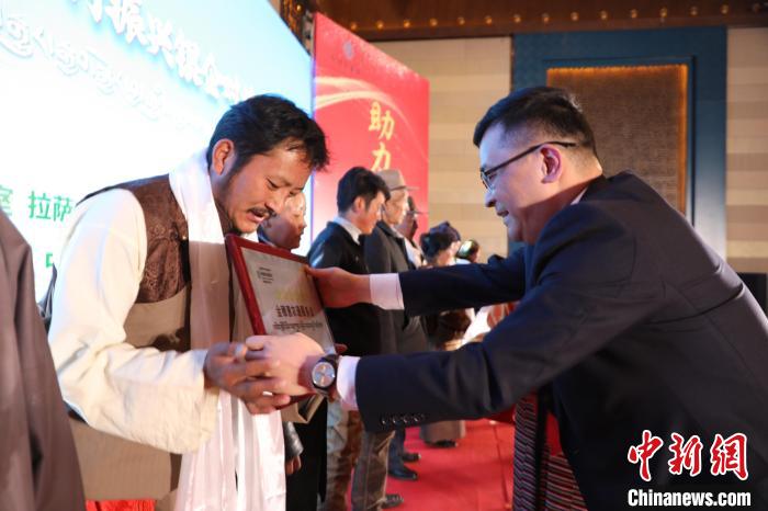 圖為拉薩市銀企對(duì)接洽談會(huì)現(xiàn)場(chǎng)?！「裆愔?攝