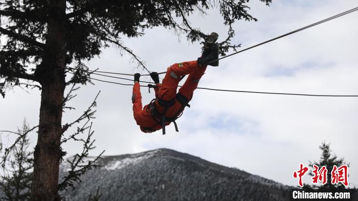 正在進(jìn)行橫渡訓(xùn)練?！∥骼@拉翁 攝